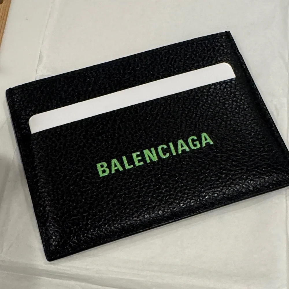 Balenciaga NWOT Men’s Cash Card holder in Black, Green Logo small grain Calfskin